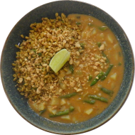 Thailändisches 'Massaman-Curry' mit Kartoffeln, Bohnen, Zwiebeln, Koriander und Erdnusscreme (2,17,18,49,81) dazu gebratener Sommerweizen (81)