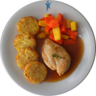 Gebratenes Hähnchenbrustfilet in Honig-Thymian-Marinade (48) an Geflügelsoße (81) dazu Rustico Carrots und Röstitaler