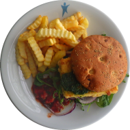 Mediterraner Burger 'Apulien' mit paniertem Hirtenkäse, Grillgemüse, Rucola und fruchtigem Tomaten-Dip (15,19,81) dazu Pommes frites