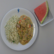 Hühnerfrikassee mit Karotten und Erbsen (1,22,24,49,81) dazu Kräuterreis und frisches Obst