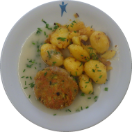 Möhren-Zucchini-Bratling (1,3,21,81,83,84) mit Kressesoße (81) dazu würzige Chili-Kräuter-Kartoffeln
