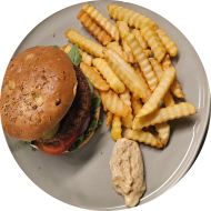 Sie können aus 6 verschiedenen Burgervariationen wählen. Heutige Tagesempfehlung: Burger 'Green Out' mit Mungo-Patty, Senf-Mayo, Tomate, Gewürzgurken und Eisberg (1,2,9,22,81) dazu als Menüoption Pommes und House-Dip (9,22)