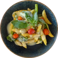 Schupfnudelpfanne mit Brokkoli, Kirschtomaten und Paprika dazu Hollandaisesoße (8,15,19,24,81)