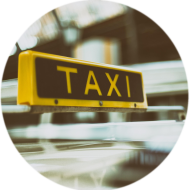 Taxiteller mit Hähnchenkebab und Currywurst 'Weserhaus Art' (3,9) mit Zwiebeln, Tomaten, Gurken und Kraut (19,49), serviert mit Pommes frites dazu ein White Donut (19,81)