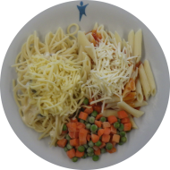 Pastabar (81) mit Sauce 'all arrabbiata' (81) oder Käse-Kräutersoße (1,19,81) dazu geriebener Gouda (19) oder Reiberei (1) und buntes Gemüse