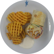 Wrap 'Friesicher Art' mit gebackenen Fischstäbchen, Gurke, Tomate und Zitronenquark (16,19,81) dazu Gitterkartoffeln (81)