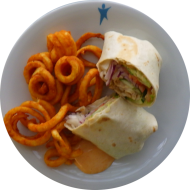 Wrap mit Falafelbällchen, Salat, Tomaten, Gurken, Sprossen, Zwiebeln und Curry-Mayonnaise (22,81) dazu Twister Pommes (81)