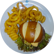 Burger 'Bavaria' mit Rindfleischpatty, Obazdacreme und karamellisierten Butterzwiebeln (15,19,22,81) dazu Steakhouse Pommes