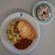 Hähnchenbrust Piccata mit Parmesanpanade (19,81) an Tomaten-Dip Napoli (9) dazu Pastasotto mit gehobeltem Hartkäse (3,15,19,24,81) und einen Donut