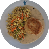 Hausgemachtes Kartoffelschnitzel (15,19,72,81,84) mit Basilikumsoße (19) dazu eine Gemüse-Ebly-Pfanne (81)