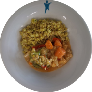 Kleine Portion: Süßkartoffel-Wok mit Maiskölbchen, Ananas, Paprika und Kokosmilch (3) dazu Kurkuma-Graupen (3,83)