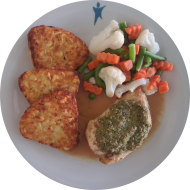 Marinierte Hähnchenbrust 'Pesto verde' (15,19,49) an Geflügelrahmsoße (19,81) dazu bunte Gemüsemischung und Kartoffelröstiecken