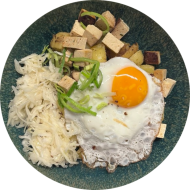 Tiroler Gröstl mit gebratenen Tofu, Petersilie und Spiegelei (15,18) dazu Salatgarnitur
