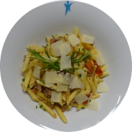 Pastaabend: Pasta mit geräuchertem Mett, Tomaten, Weißwein und frischen Kräutern (15,19,24,81) und geriebenem Gouda (19)