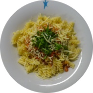 Pastaabend: Tomaten-Rucola-Pasta (81) Knoblauch und Tomatensoße Napoli (49,62,81) dazu Reiberei (1)