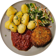 Schnitzelabend: Möhren-Zucchini-Bratling (1,,3,21,81,84) an Tomaten-Thymian-Oregano-Soße (81) dazu Rosmarinkartoffeln (49) und Salatgarnitur