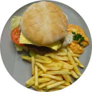 Burger 'Beef n' Egg' mit Rindfleischpatty, Lollo Rosso, Gewürzgurke und Ei (1,2,9,15,22,23,81,83) dazu Pommes frites