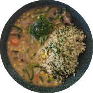 'Spicy Green' mit Brokkoli, Süßkartoffel, Champignons, Kokosmilch (2,3,18) dazu Kräuterbulgur (81)