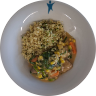 Kleine Portion: 'Spicy Green' mit Brokkoli, Süßkartoffel, Champignons, Kokosmilch (2,3,18) dazu Kräuterbulgur (81)