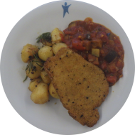 Schweineschnitzel 'Toscana' in würziger Kräuterpanade (15,81) dazu mediterranes Ratatouillegemüse (49) und Rosmarinkartoffeln (49)