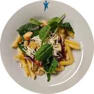 Pastaabend: Frische Spinatpasta mit Knoblauch und Chili-Bröseln (49,81) dazu Tomaten-Kräuter-Soße (81) und Reiberei (1)