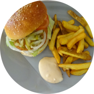 'Sweet Chicken' Burger mit Hähnchenschnitzel, Tomaten, Salat, Zwieblen und Sweet Chilisoße (9,18,81,83) dazu als menüoption Pommes und House-Dip (9,22)