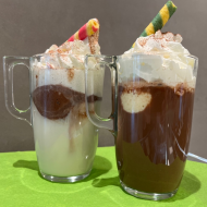Heute im Angebot: Eisschokolade oder Eiskaffee mit einer Kugel Vanilleeis und frischer Sahne, fragt einfach nach.