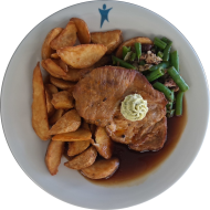 Gegrilltes Holzfällersteak mit deftigen Bohnen und Kräuterbutter (19) an Bratenjus dazu Kartoffelspalten