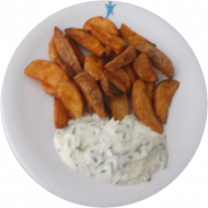 Gebackene Kartoffelspalten mit Kräuterquark (19) oder mit veganem Kräuter-Sojaghurt-Dip (3,18) und Salatgarnitur
