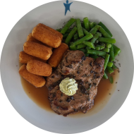 Schweinenackensteak in Basilikum-Bärlauch-Marinade mit Kräuterbutterrosette (1,2,18,19,22,81) an Bratensoße (19,81) dazu Bohnengemüse und Kroketten (81)