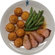 Schweinemedaillons in Rosmarin-Oregano-Olivenöl-Marinade an Bratenjus dazu sautierte Zuckerschoten und Herzoginkartoffeln (19)
