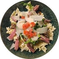 Pasta in cremiger Käsesoße dazu gebratene Roastbeefstreifen, Champignons und Hartkäse (1,15,19,47,81)