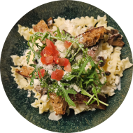 Pasta in cremiger Käsesoße dazu gebratene Seitanstreifen, Hartkäse und Champignons (1,15,19,49,81)