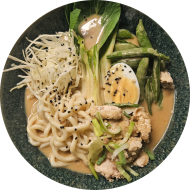 Shin Ramen in cremiger Erdnussbutter-Tahini-Brühe mit Hähnchen, Zuckerschoten und Porreeringe (2,15,17,18,23,81)