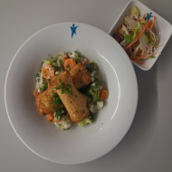 2 Kartoffeltaschen mit Frischkäsefüllung (19) an buntem Rahmgemüse (19,81) und Salatgarnitur