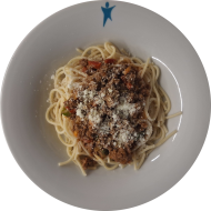 Spaghetti (81) mit Hackfleischsoße 'Griechische Art' mit Rotwein und Knoblauch (3,21,24,81) dazu geriebener Hartkäse (15,19)