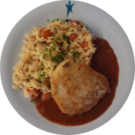 Hausgemachtes Hähnchenschnitzel in Hartkäse-Kräuter-Panade (15,19,81) an Tomatensoße (81) dazu Kritharaki mit Kirschtomaten und Knoblauch (15,19,49,81) und frisches Obst