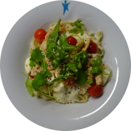 Pastaabend: Bunte Farfalle mit Hähnchenstreifen, Cherrytomaten, Sesam, Chili und Rucola (23,49,81) an Käserahmsoße (1,19) und geriebenem Gouda (19)