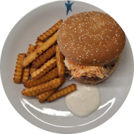 Burger 'BBQ Pulled Pork' mit Eisberg, Gewürzgurke und Coleslaw (1,2,9,21,22,23,81,83) dazu Pommes frites