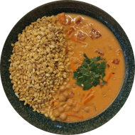 Kichererbsen-Kokos-Korma mit Tomaten, Chili und Ingwer (2,49) dazu Sommerweizen mit Kräuter (81)