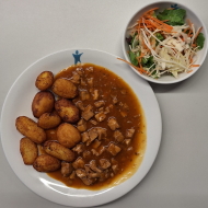 Hähnchenbrustwürfel in Thymian-Zitronen-Soße (1,81) dazu Backkartoffeln und Salatgarnitur