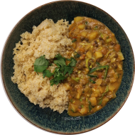 Aromatisches Linsen-Kartoffel-Dal mit frischer Minze, Chili on Top Koriander (2,3,18,81) dazu Zitronenbulgur (81)