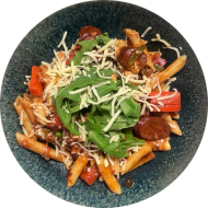 Spanische Pasta mit Chorizo, Erbsen, Paprika, Möhren, Olivenoel und Knoblauch (2,3,4,22,24,81) dazu geriebener Gouda (19)