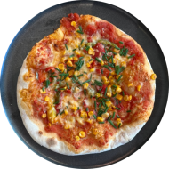 Pizza 'V-ilano' mit Tomaten, Mais, Paprikastreifen und Reiberei (1,81)