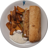 Ciabattaburger mit panierten Seelachs, Kräuter-Majonnaise-Dip, Gewürzgurke und roter Zwiebel (1,2,9,15,16,19,81) dazu Kartoffelspalten