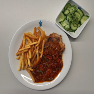 Schweinerückensteak 'Letscho' (1,9) dazu frittierte Kartoffelstäbchen und Gurken-Kresse-Salat
