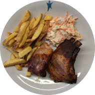 Hausgemachte 'Sweet-Chili' Spare Ribs (18,48,49,81) dazu Rustico frites und hausgemachter Coleslawsalat (15,19,81)
