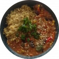 Afrikanischer Erdnusstopf mit Möhren, Kidneybohnen, Weißkohl, Paprika und Tomaten (17) dazu Couscous mit Schnittlauch (81). Auch als kleine Portion erhältlich.