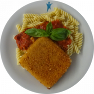 Hausgemachtes Käseschnitzel (15,19,81) mit Tomaten-Kräuter Soße (81) und Spirelli (81) dazu frisches Obst