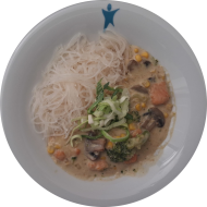 Kleine Portion: 'Spicy Green' Curry mit Brokkoli, Süßkartoffel, Champignons und Kokosmilch (2,3,18) dazu Glasnudeln (2,18,81)